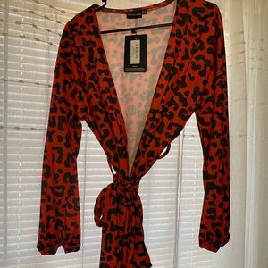Beautiful leopard Deep V Neck. Size M.